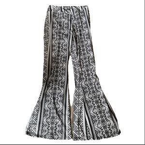 Hot Kiss Women’s  Stretch Flare yoga Pants Aztec Black White Soft Sz 2X EUC